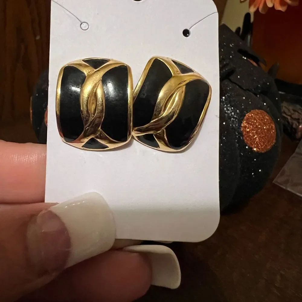 VINTAGE LADY REMINGTON ENAMEL GOLD EARRINGS
